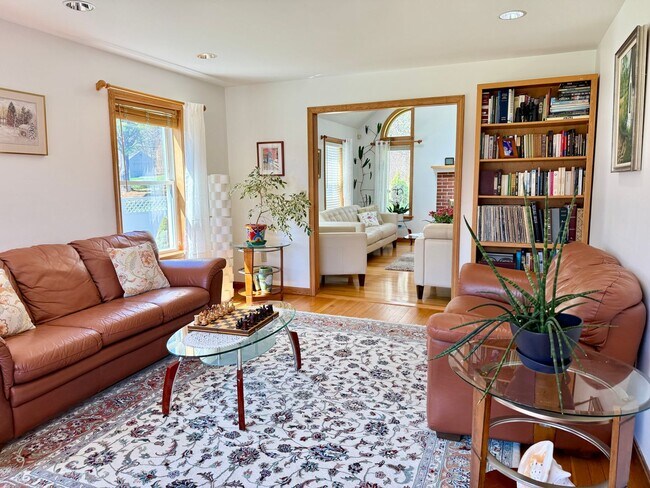 Building Photo - Meticulously Maintained 3BD/2.5BA Home in Quiet Westbrook Neighborhood!