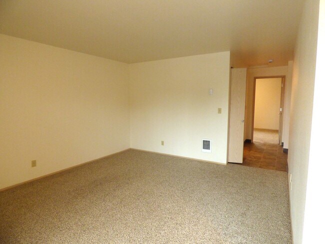 Building Photo - 1 bedroom 1 bath second level unit!