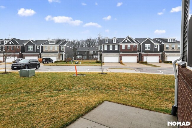 Building Photo - 2851 Fairgrove Cres