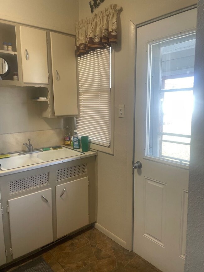 Building Photo - 2 bedroom 1 bath duplex