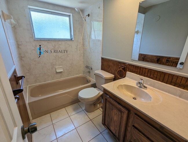 Building Photo - Must See 3/2/1 over 1000sf with tile/lamin...