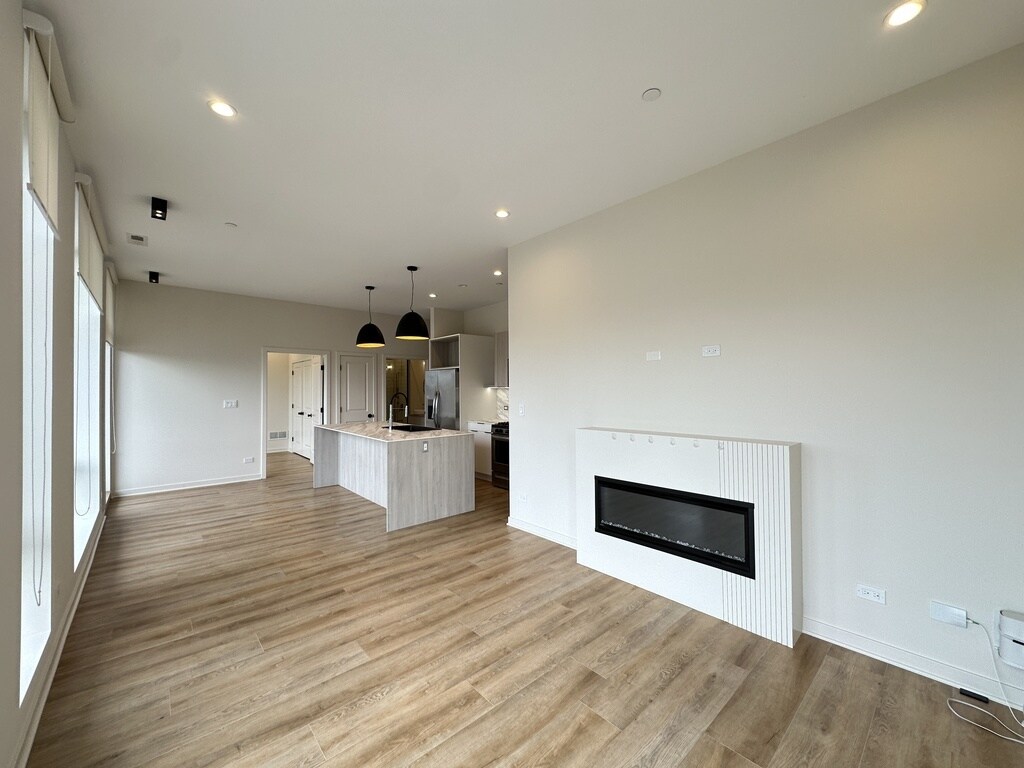 Building Photo - 6340 W Belmont Ave