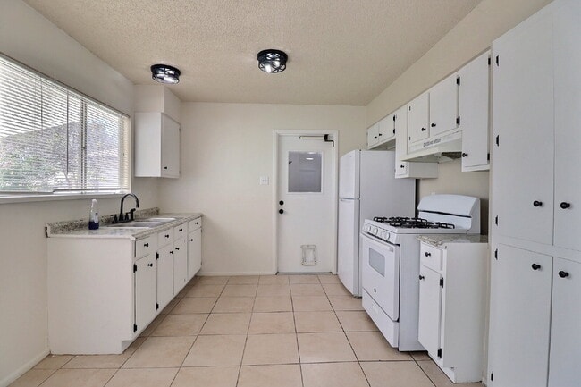 Building Photo - Cozy 3-Bed Home with Eat-In Kitchen & Covered Patio in Converse.
