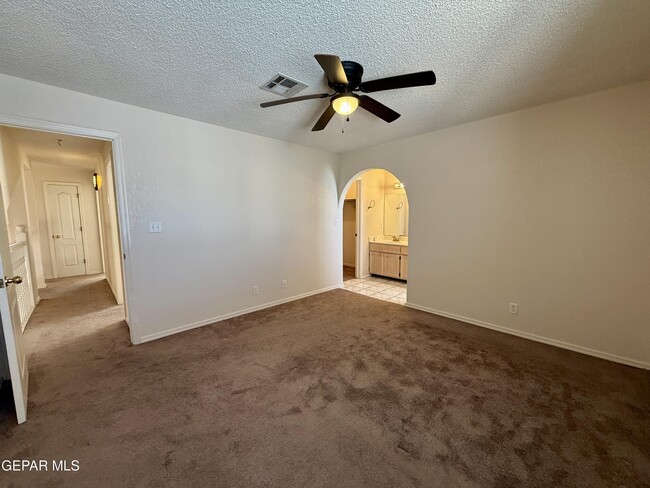 Building Photo - 7404 Luz De Lumbre Ave