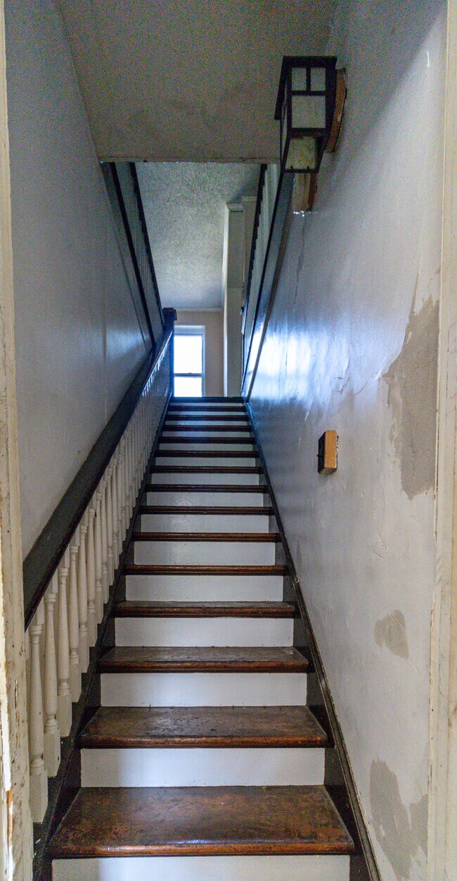 Building Photo - 221 Hawthorne Ave