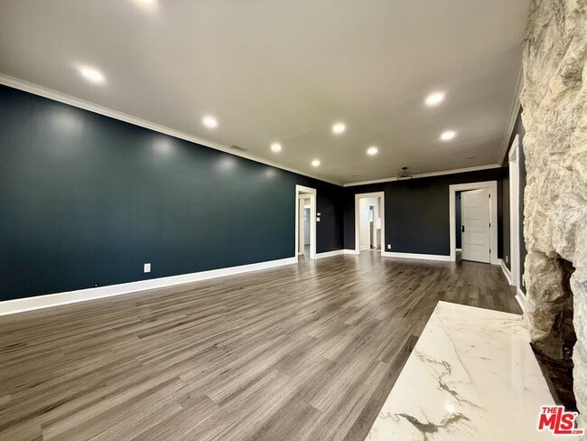 Building Photo - 815 N Hobart Blvd