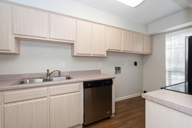 Building Photo - 7950 Grove Ridge Dr