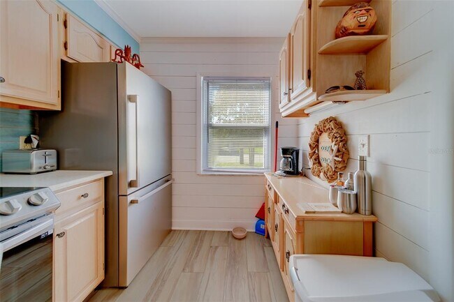 Building Photo - 13827 Mission Oaks Blvd