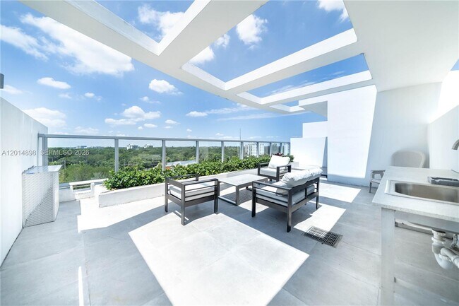 Building Photo - 13800 Highland Dr