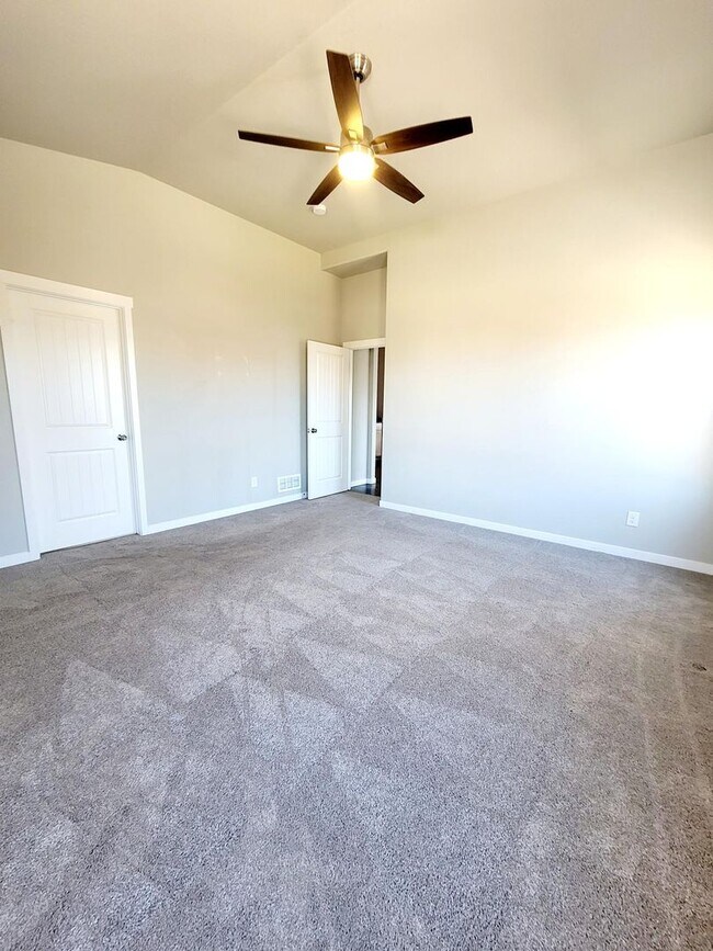 Building Photo - 7376 Peachleaf Dr