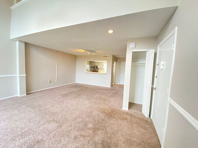 Building Photo - 566 Orange Dr