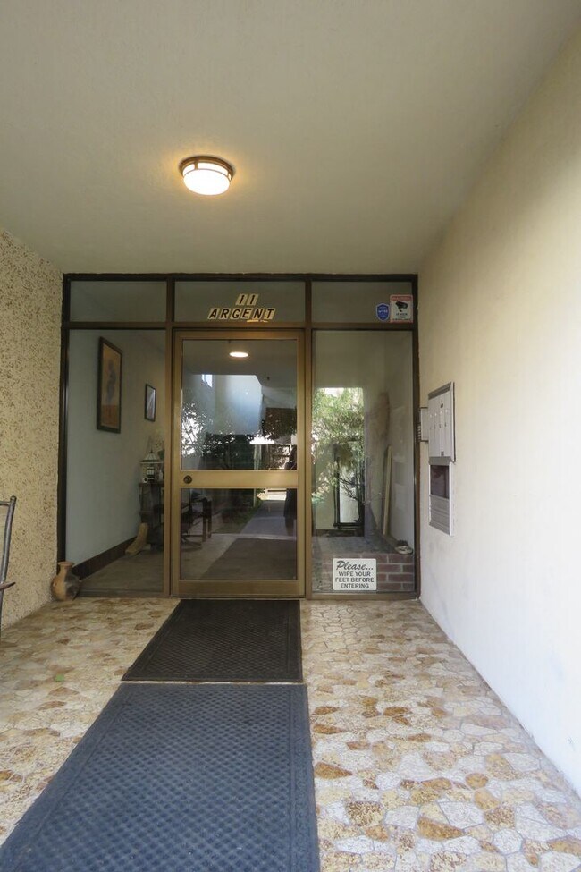 Building Photo - Hidden Gem with Outrageous Views - 1 Bedro...