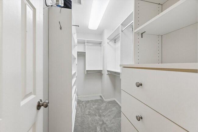 Building Photo - 922 W Heights Hollow Ln