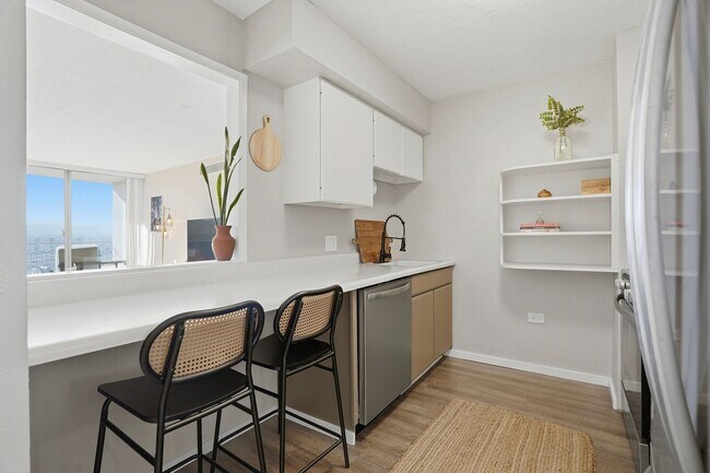 Building Photo - 35th Floor Downtown Denver Condo | 1 Bed | Private Balcony | Mountain Views