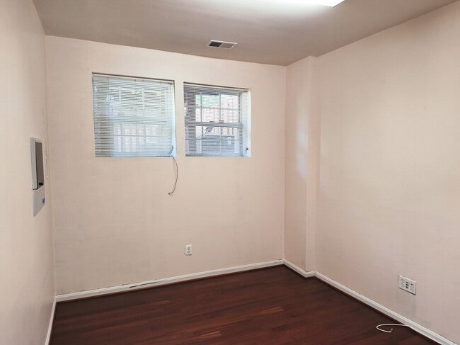 Building Photo - Exceptional End-Unit Townhome with Expansi...