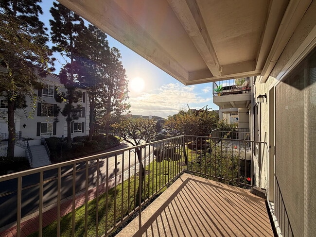Building Photo - "Discover Coastal Living: Spacious 2-Bed, 2-Bath Retreat in Newport Beach!"
