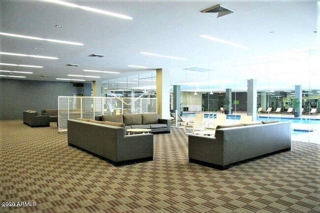 Building Photo - 7117 E Rancho Vista Dr