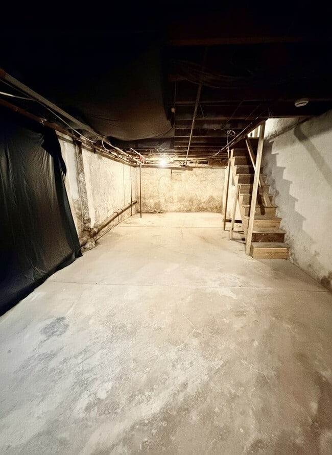 Building Photo - 630 E Thayer St