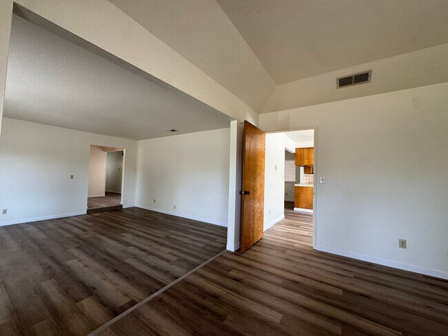 Building Photo - 657 W Escalon Ave