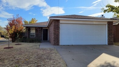 Building Photo - 3/2/2 Cozy Brick Home in South Lubbock!