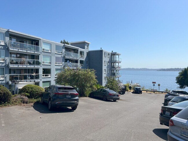 Building Photo - Lake Washington waterfront living with lak...