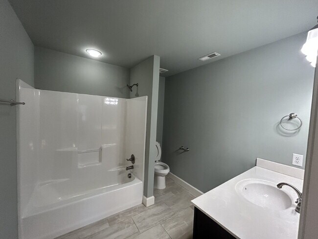 Building Photo - 3-BEDROOM, 2.5-BATH TOWNHOUSE AVAILABLE IN COOPER SQUARE