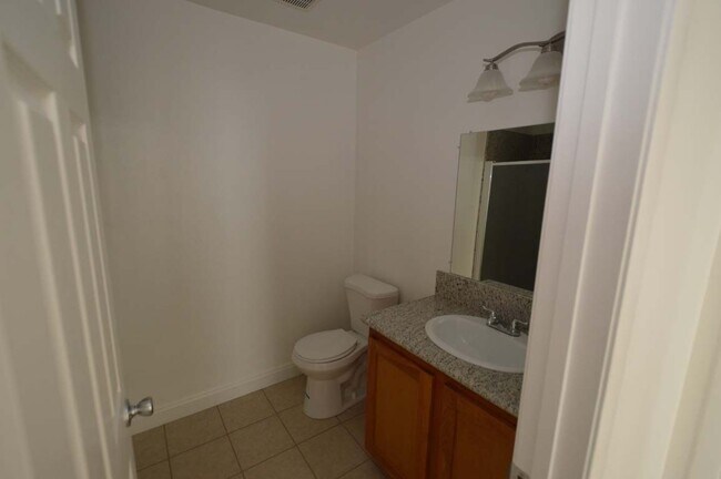 Building Photo - A Spacious and Stylish 2 Bed / 2 Ba Condo Gated Community