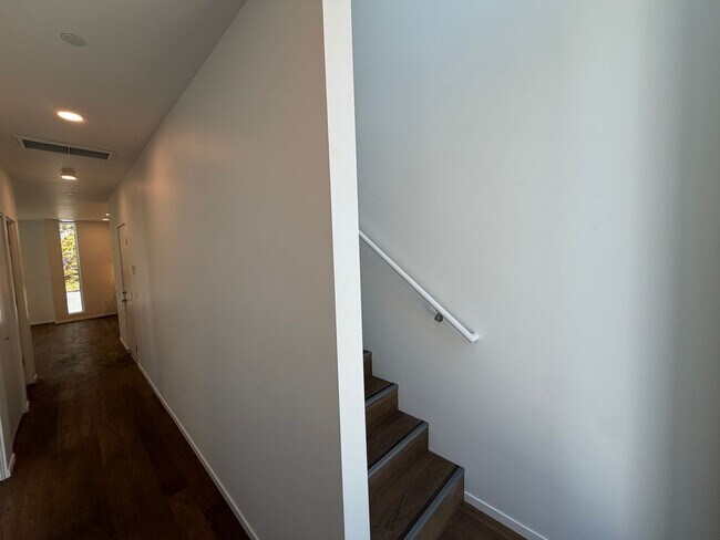 Building Photo - 2419 Binnen Ln