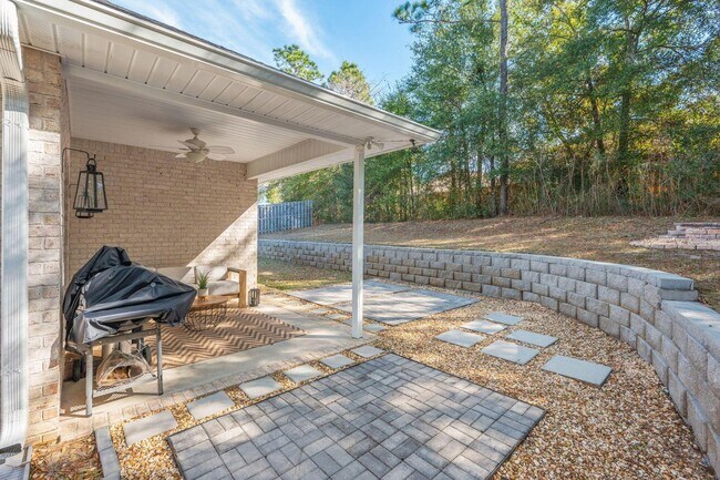 Building Photo - 667 Red Fern Rd