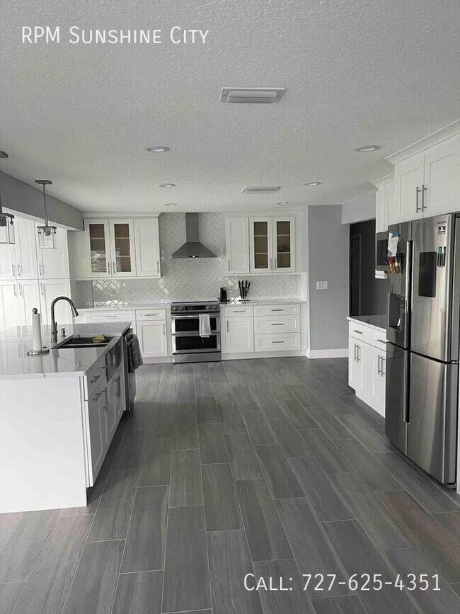 Building Photo - 3033 Pineview Dr
