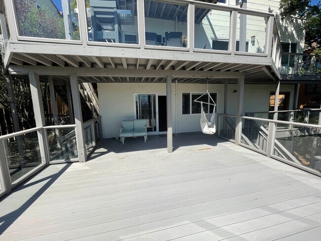 Building Photo - 1915 Oakview Dr