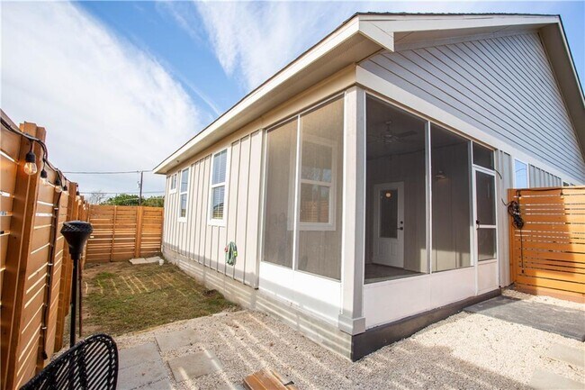 Building Photo - 200 Rose Dr