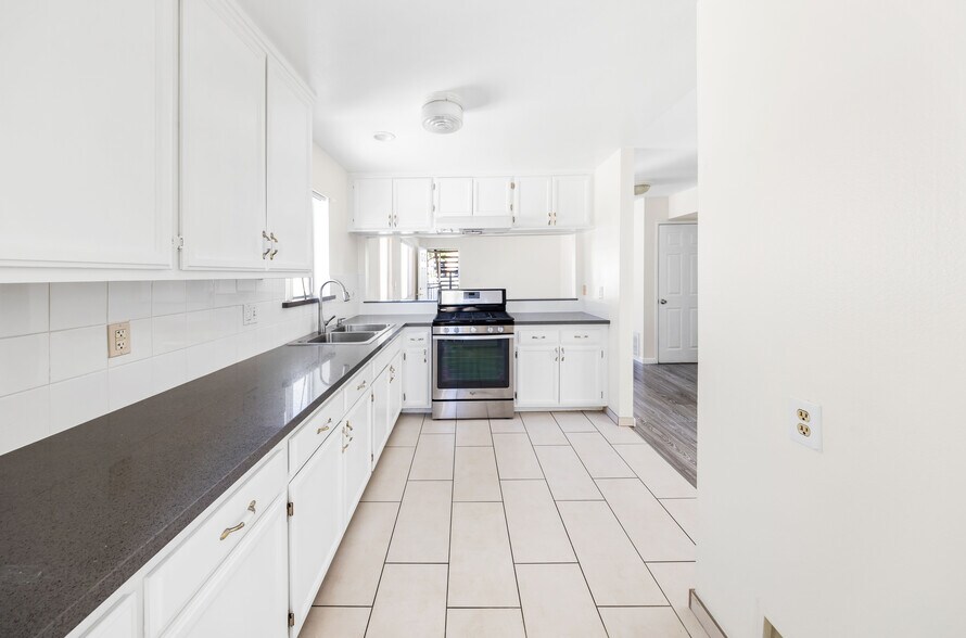 Building Photo - 10225 Fernglen Ave