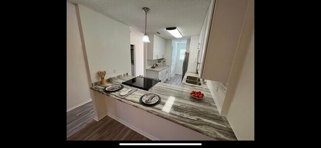 Building Photo - 619 Sandalwood Dr