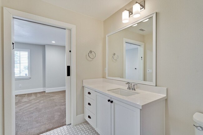 Building Photo - Modern Living in the Heart of Downtown Cam...