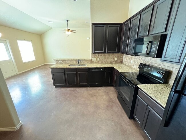 Building Photo - Luxury 3/2 duplex in NBTX