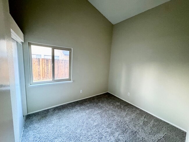 Building Photo - Beautiful 3 bedroom home