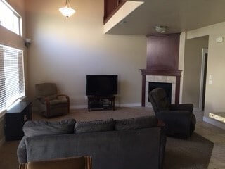 Building Photo - Luxury 3 Bedroom Townhome in Sandy!