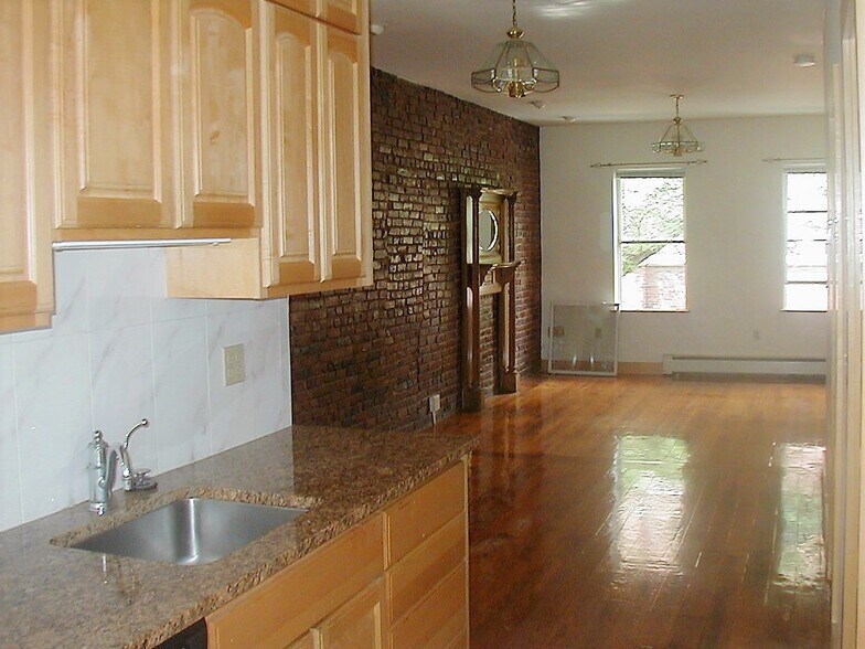 Building Photo - 71 Baldwin St