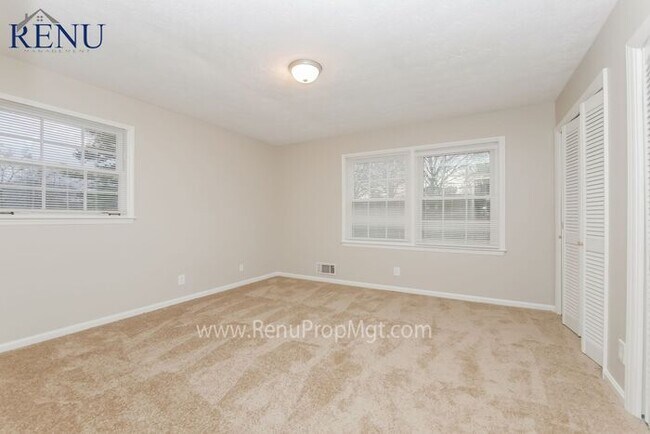 Building Photo - Now available 3 bedrooms 2 baths!