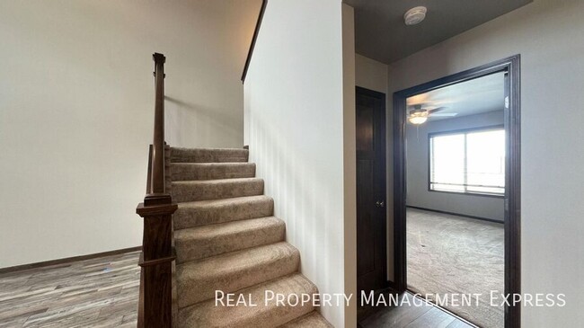 Building Photo - Modern 3 Bed, 2.5 Bath with Loft | Located...