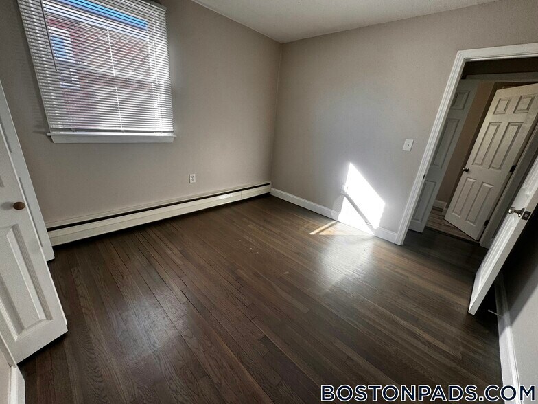 Building Photo - 18 Waugh St