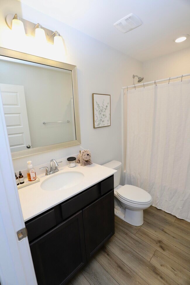 Building Photo - 1052 Ashcroft Cir