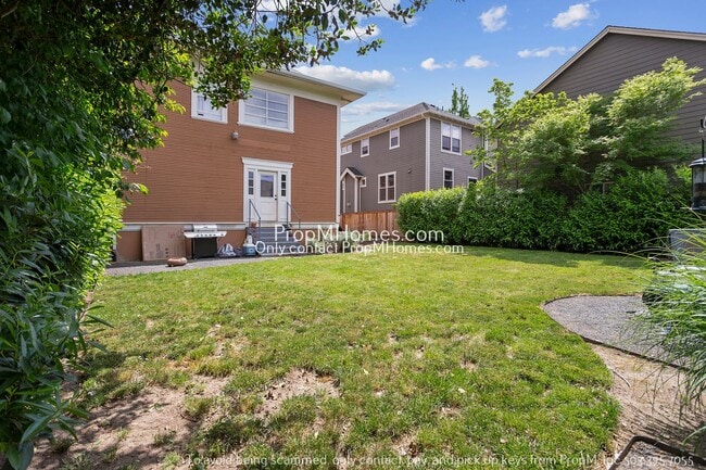 Building Photo - Ground Level Two Bedroom Duplex In The Heart Of NE Portland!