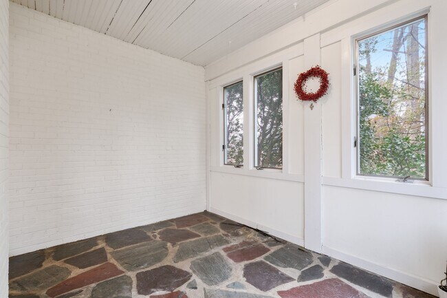 Building Photo - 5325 Chevy Chase Pky NW