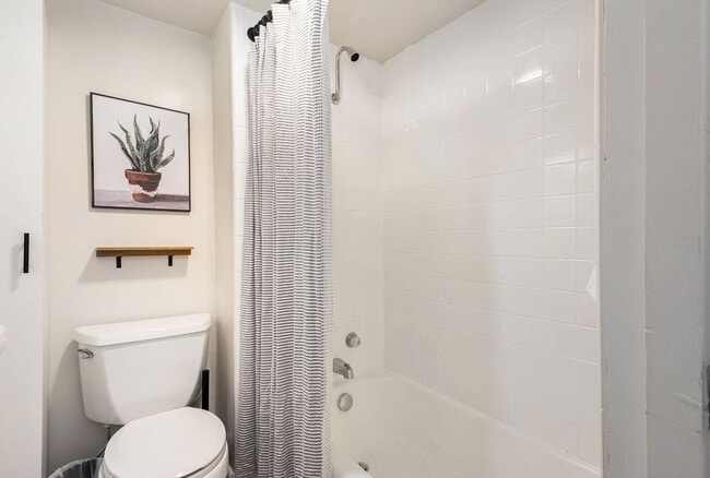 Building Photo - 37 Gold Ave NW