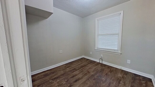 Building Photo - Recently renovated 2/1 Springfield Apartment!