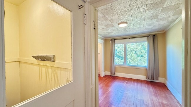 Building Photo - Glenview Craftsman Home with Exquisite Yard