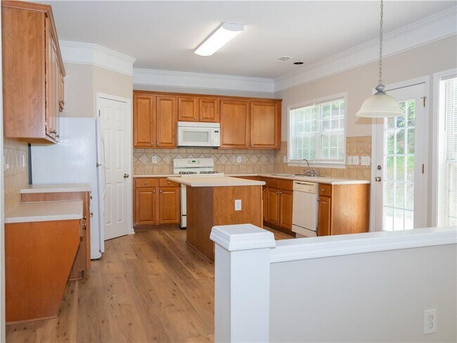 Building Photo - 663 Prada Ct NE