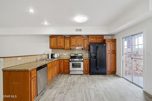 Building Photo - 7235 Royal Arms Dr